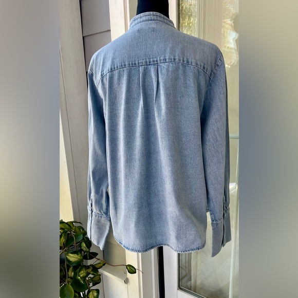 Quince Distressed denim tuxedo shirt, 100% cotton
Size LG in good condition - Picture 6 of 11